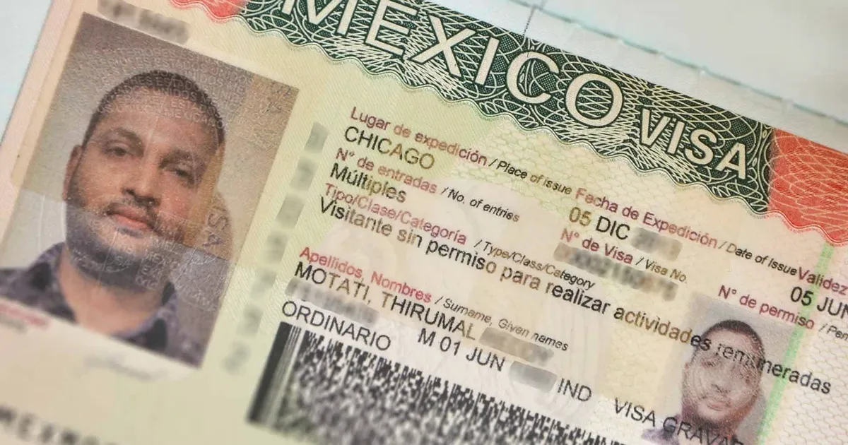 Visa mexicana de visitante junto a un pasaporte