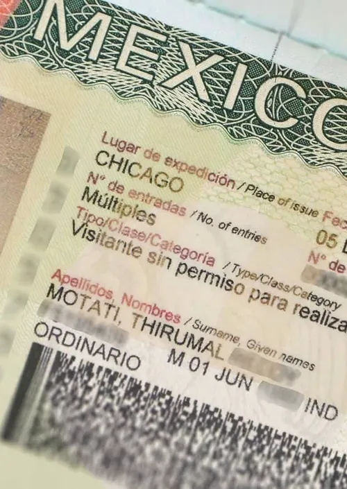 Visa mexicana de visitante junto a un pasaporte